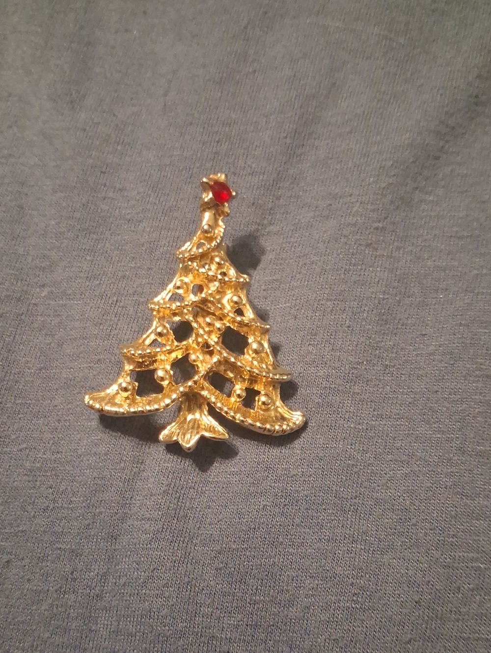 Gold-Tone Christmas Tree Brooch with Red Accent - Women's JewelryVintage Gold To